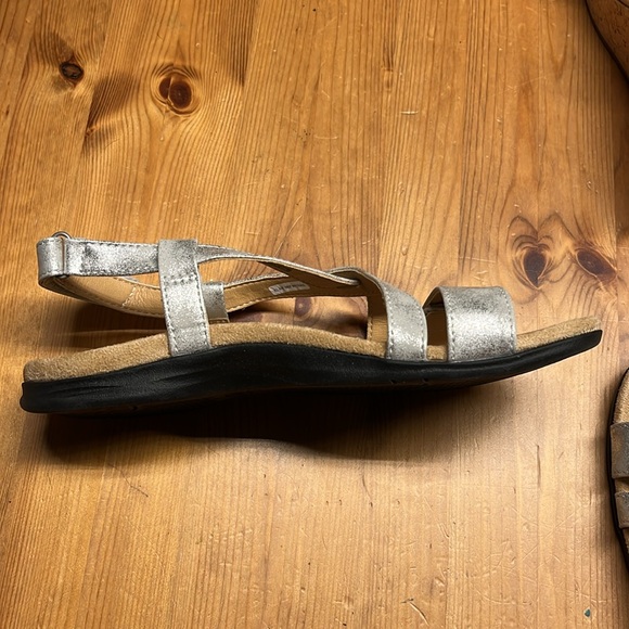 Silver Spenco cross strap sandals - Picture 2 of 4